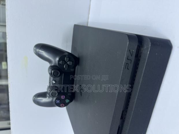 Ps 4 Slim- Chipped