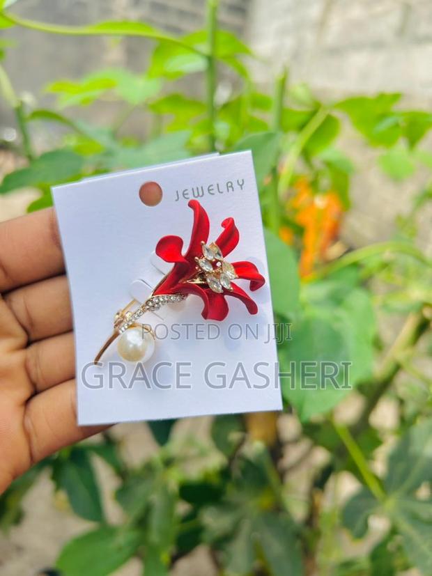 Elegant Brooches - thumbnail 2