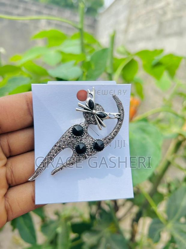 Elegant Brooches - thumbnail 3