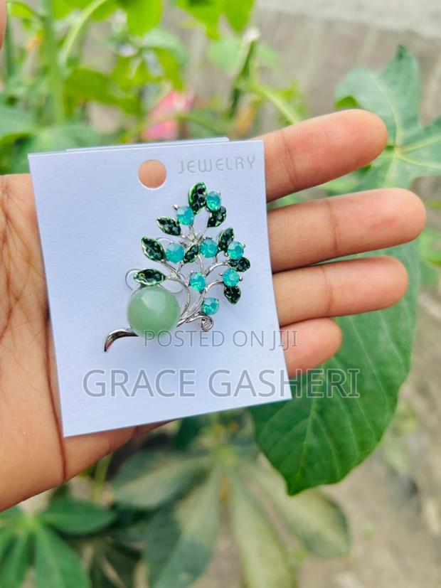 Elegant Brooches - thumbnail 4