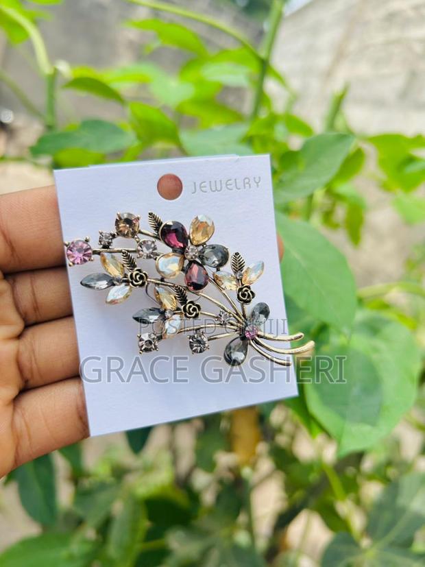 Elegant Brooches - thumbnail 5