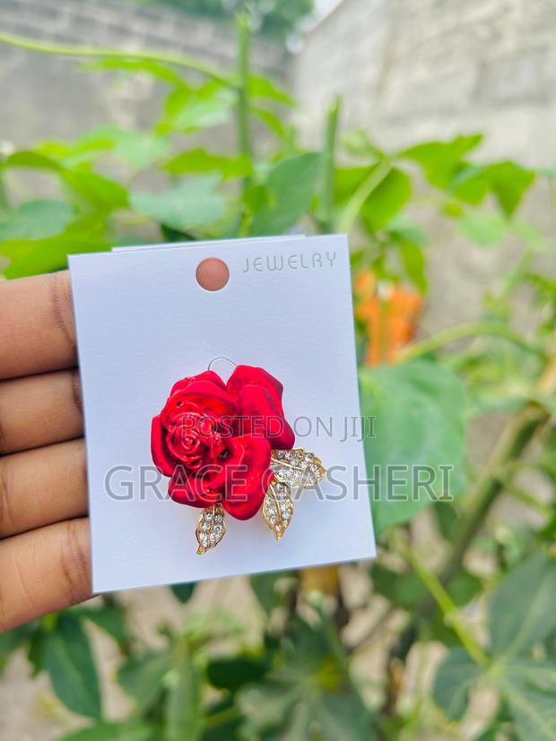 Elegant Brooches - thumbnail 6