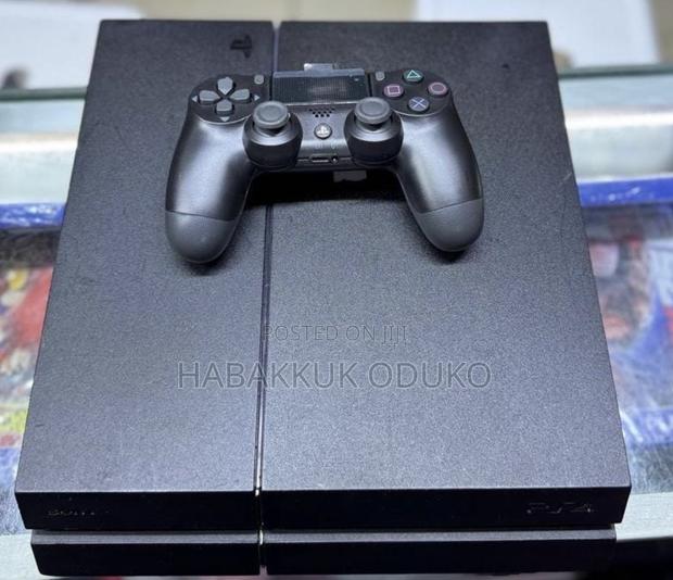 Playstation 4 Standard - main view