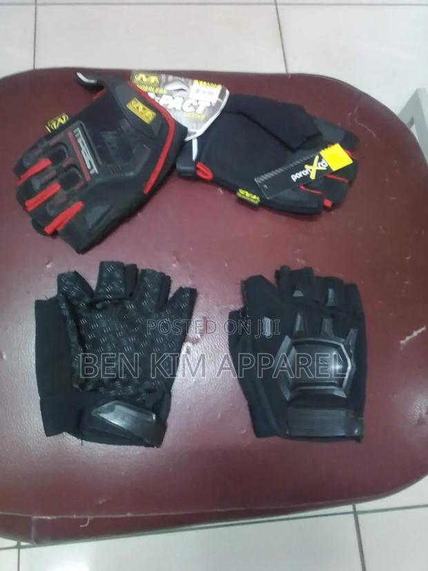 Sports Gym Gloves Half Fingers Black and Red.