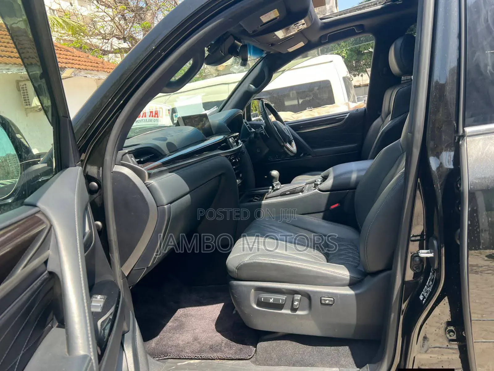 Lexus LX 570 AWD 2019 White