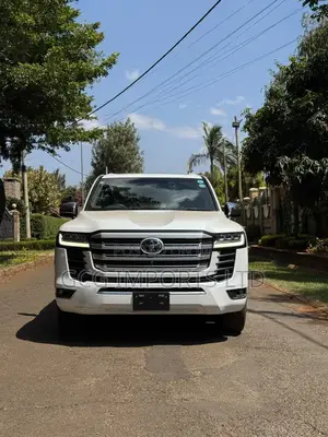 Toyota Land Cruiser LC300 2022 White