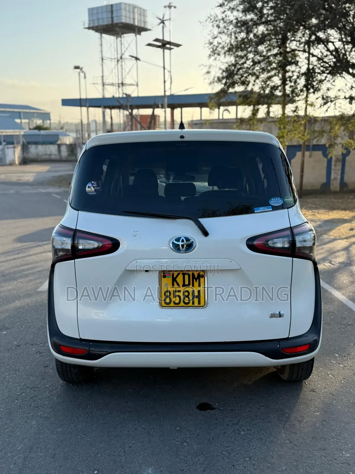 Toyota Sienta 1.5 Hybrid FWD 2016 White