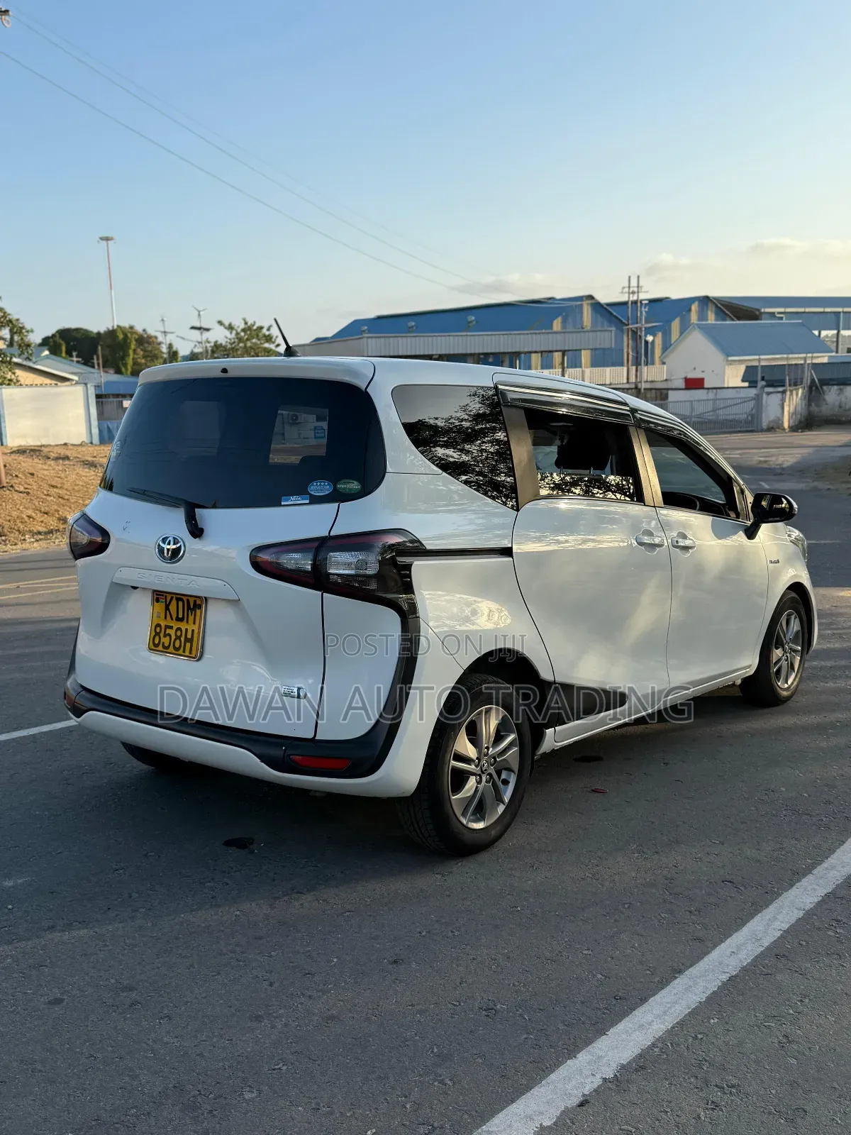 Toyota Sienta 1.5 Hybrid FWD 2016 White