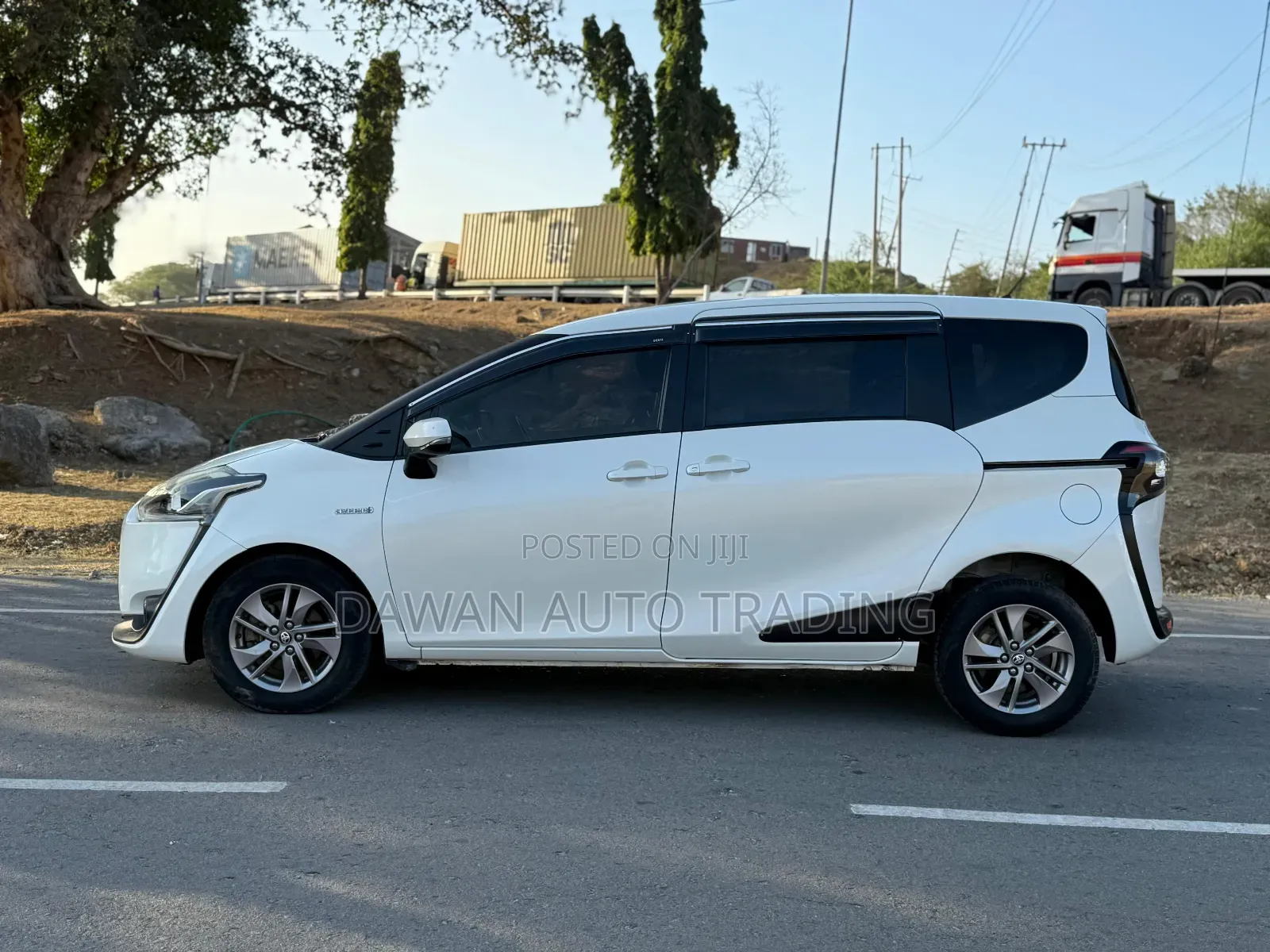 Toyota Sienta 1.5 Hybrid FWD 2016 White
