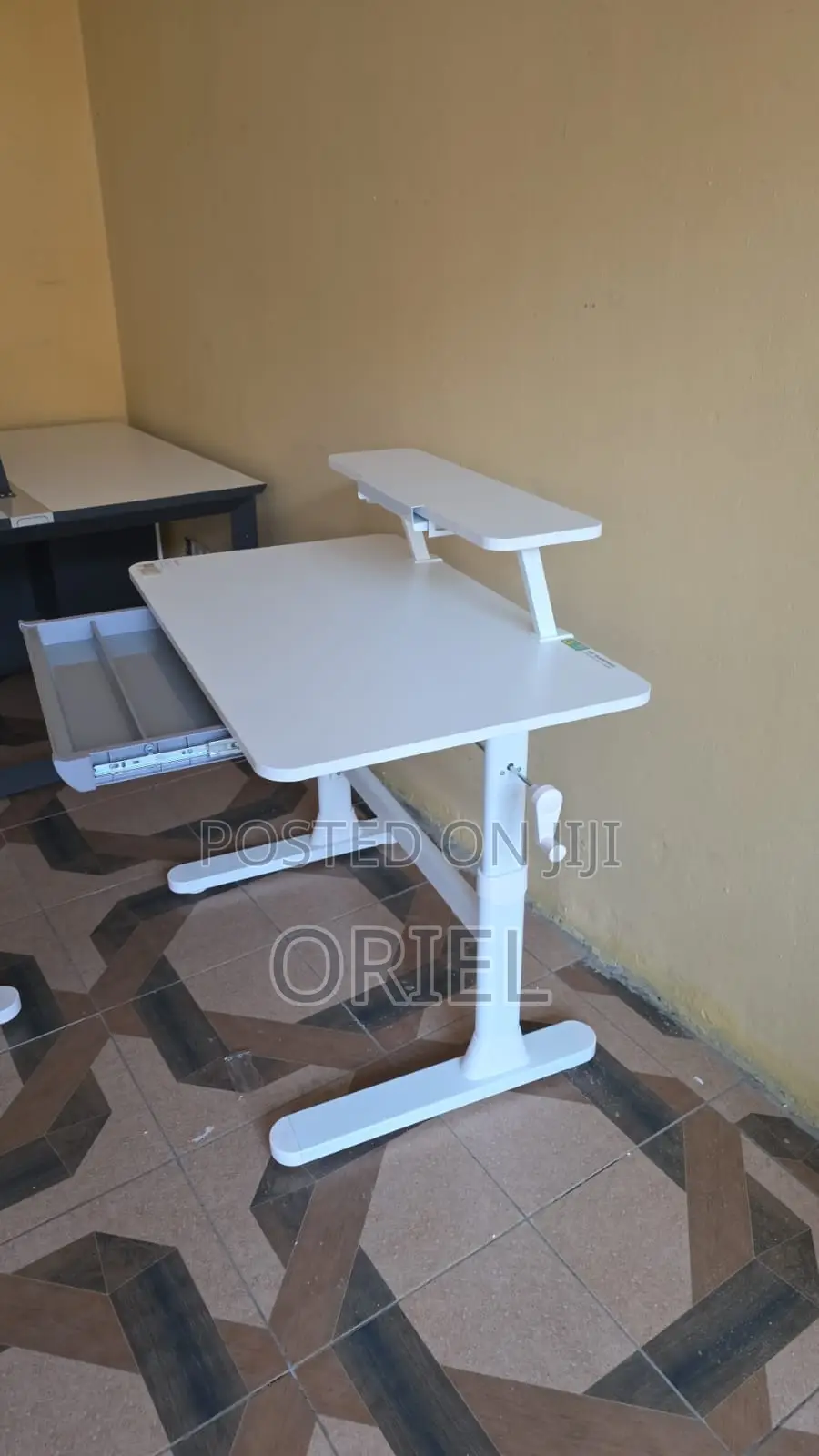 Office Desk : 1m Manual Height Adjustable Desk