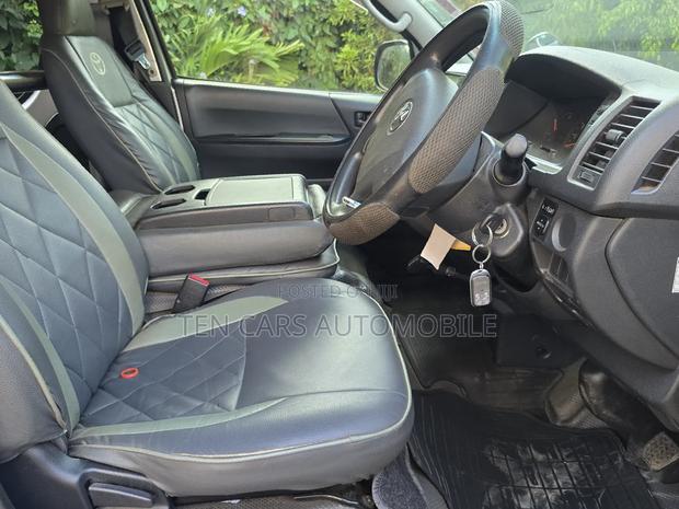 Toyota HiAce 2015 Silver - thumbnail 10