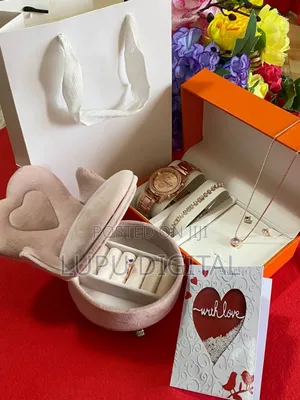Gift Set
Mini Sofa Jewellery Organizer 
Card 
Gift Bag