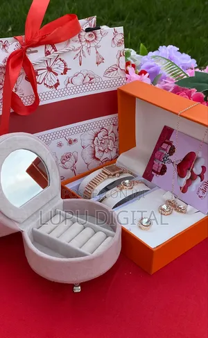 Gift Set
Mini Sofa Jewellery Organizer 
Card 
Gift Bag