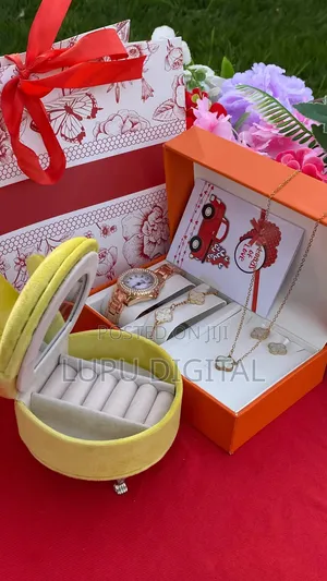 Gift Set
Mini Sofa Jewellery Organizer 
Card 
Gift Bag