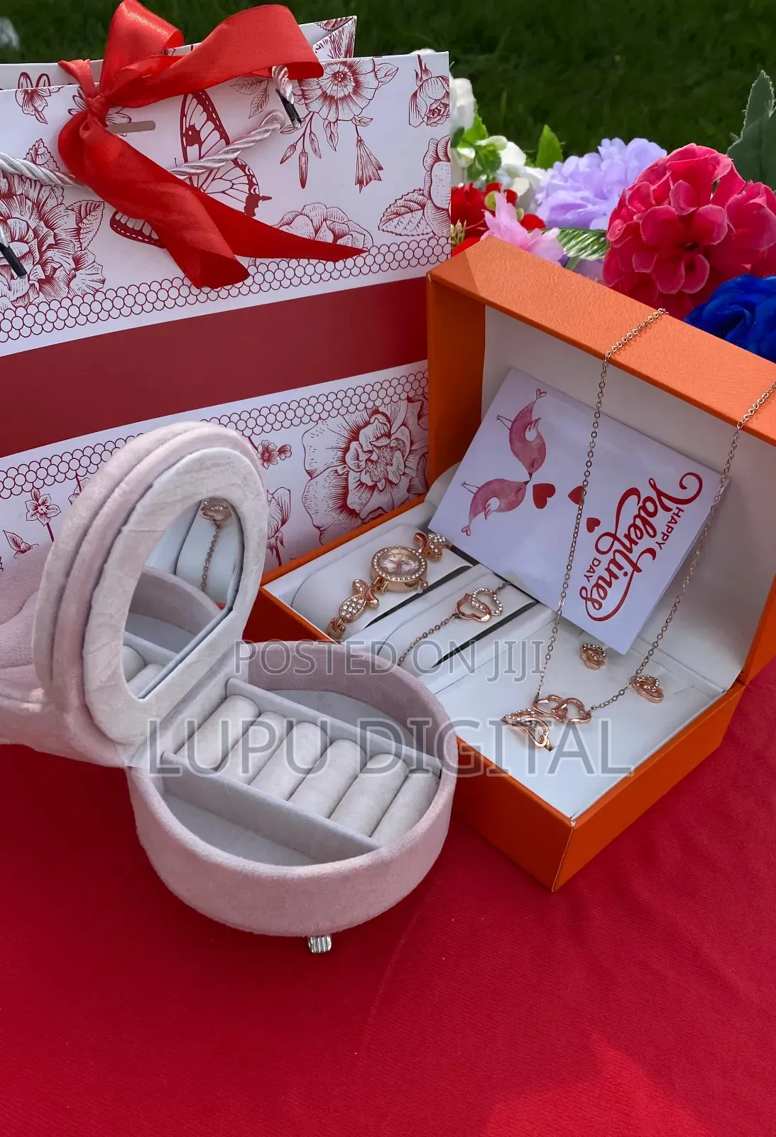 Gift Set
Mini Sofa Jewellery Organizer 
Card 
Gift Bag