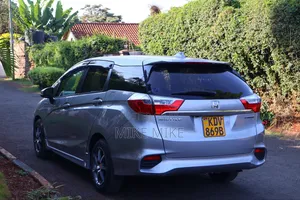 Honda Fit Shuttle 2018 Silver