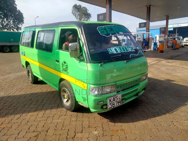 Nissan Caravan (Urvan) 2000 Green - main view