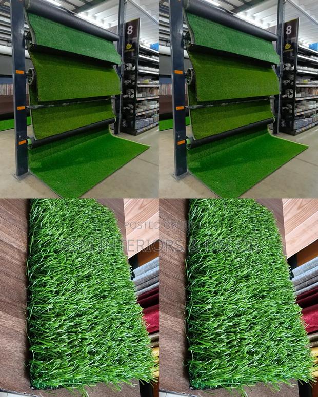 Artificial Green Grass Carpets on Display Mall - main view