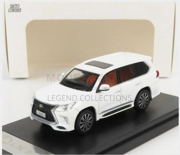 Lexus 570 Die Cast Model (White and Black) - thumbnail 2