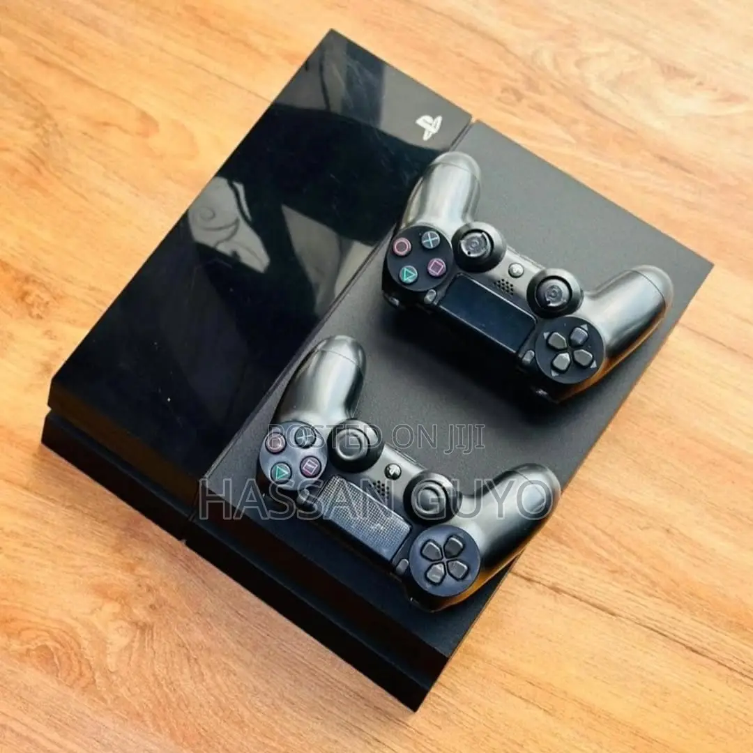Ps4 Standard Chipped 1tb, 15 Games and 2 Controllers