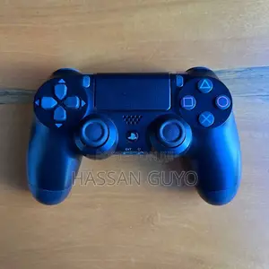 Ps4 Standard Chipped 1tb, 15 Games and 2 Controllers