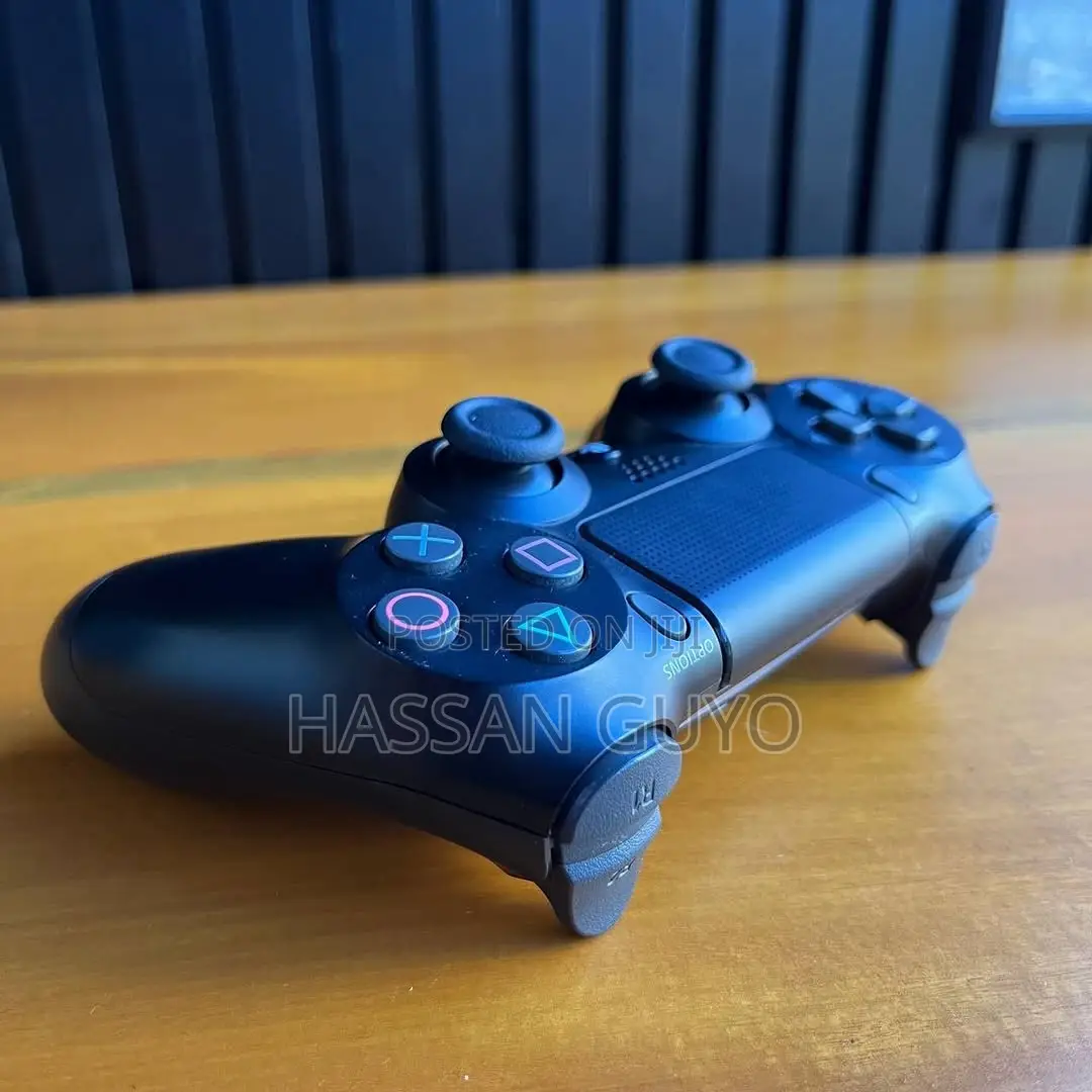 Ps4 Standard Chipped 1tb, 15 Games and 2 Controllers
