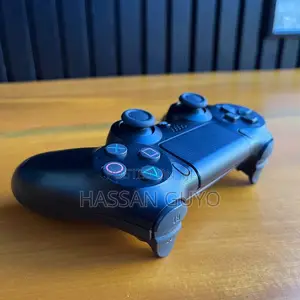 Ps4 Standard Chipped 1tb, 15 Games and 2 Controllers