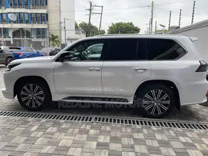 Lexus LX 570 AWD 2018 White