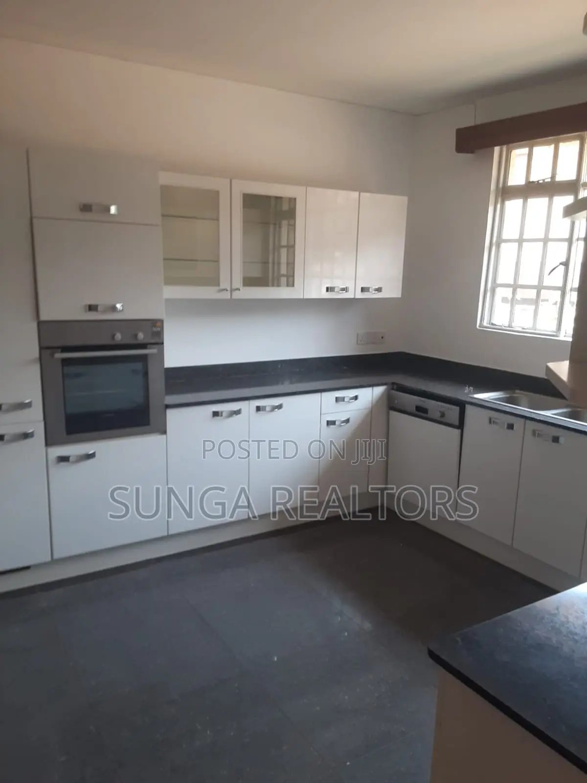 4bdrm House in Rosslyn for sale