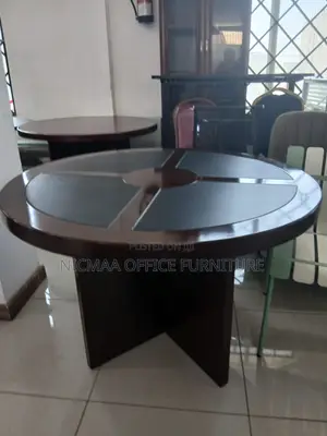 Classic Mahogany-Toned Finish Meeting Table