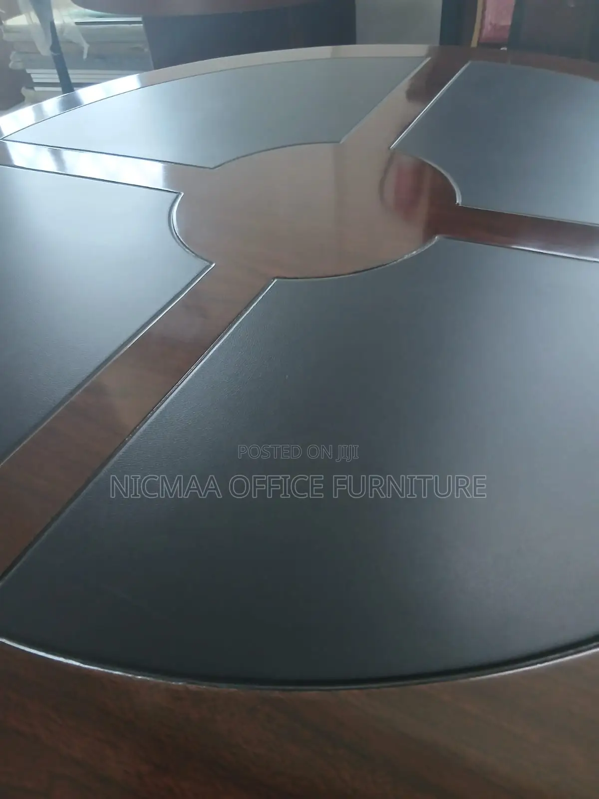 Classic Mahogany-Toned Finish Meeting Table