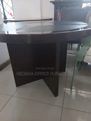 Classic Mahogany-Toned Finish Meeting Table
