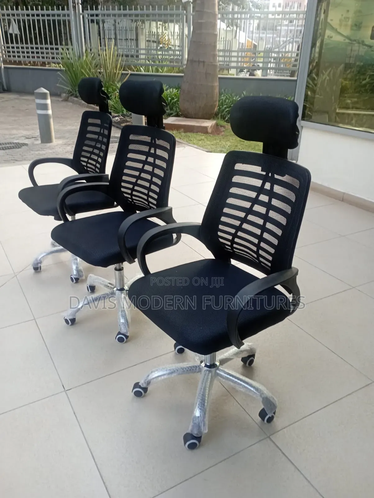 Ergonomic Mesh Office Chair With Headrest and Adjustable Height