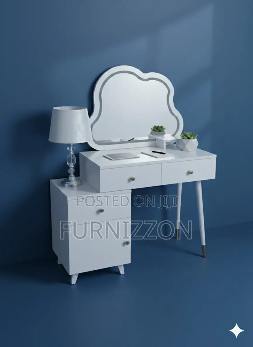 Quality Bedroom Dressing Table With Mirror and Drawers