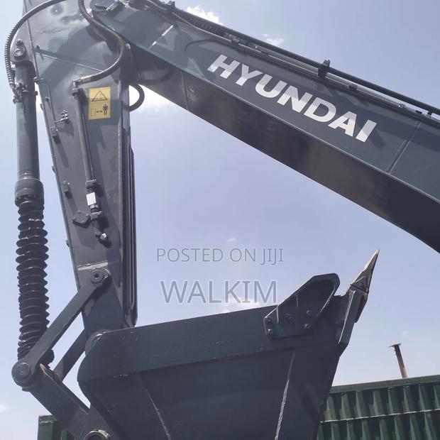 Hyundai 305lc-9t 30on Excavator - thumbnail 3