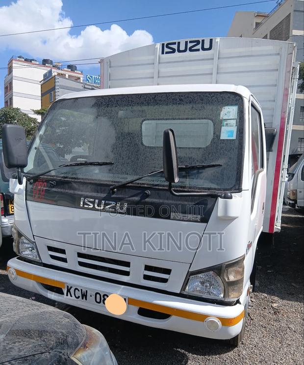 Isuzu NPR Lorry - main view