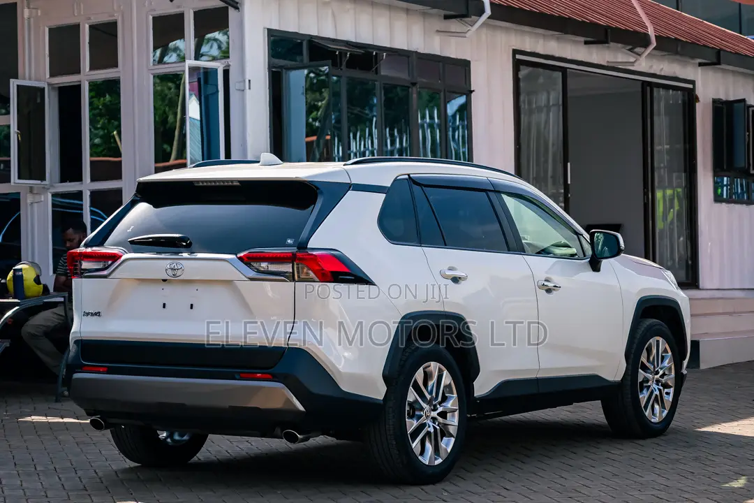 Toyota RAV4 2021 White