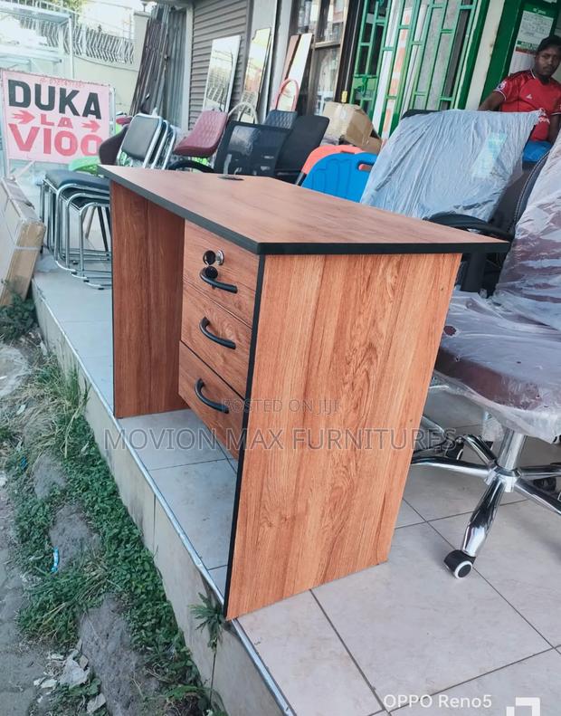 Modern Desk 0 9m - main view