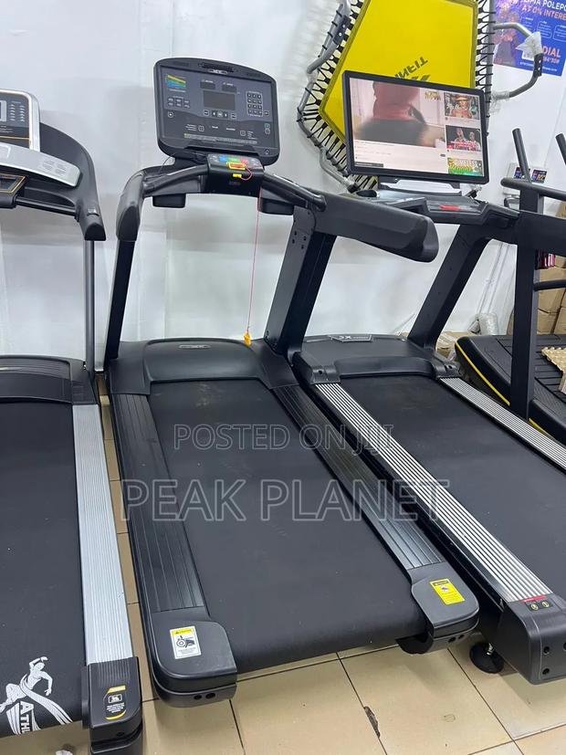 Heavy Duty Gym Treadmill With Auto Incline 18%