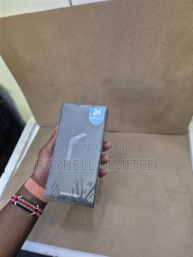 New Samsung Galaxy Z Flip6 256 GB Silver - main view