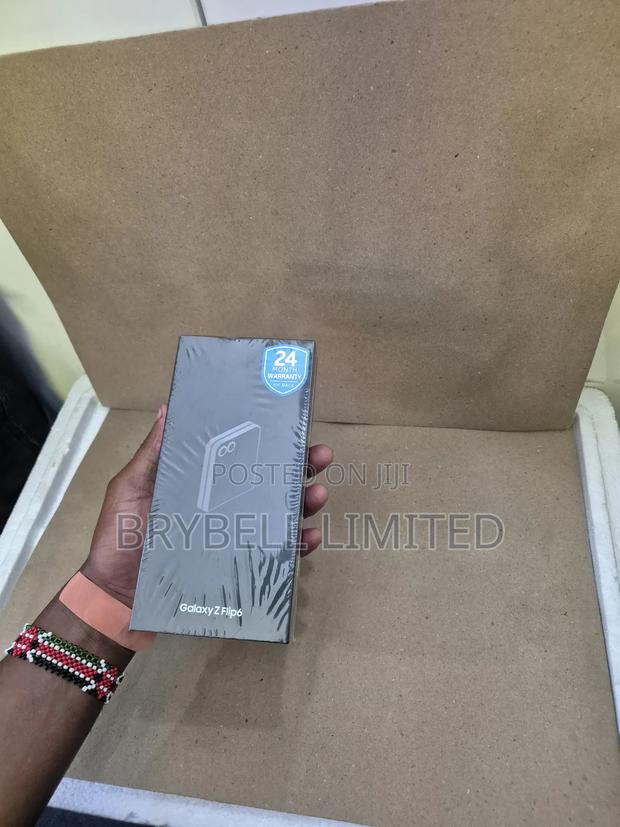 New Samsung Galaxy Z Flip6 256 GB Silver - thumbnail 3