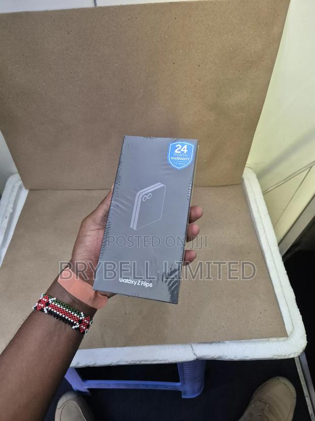 New Samsung Galaxy Z Flip6 256 GB Silver - thumbnail 4