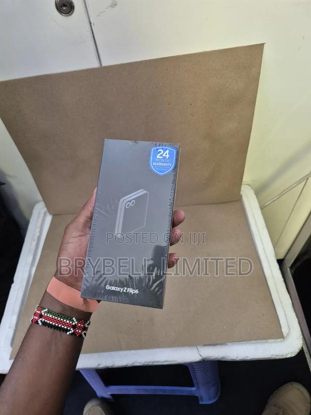 New Samsung Galaxy Z Flip6 256 GB Silver - thumbnail 5