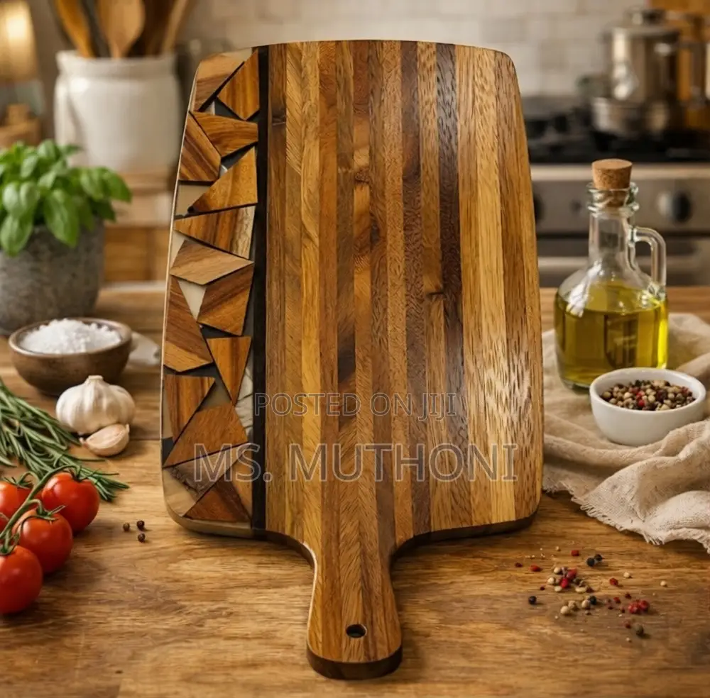 Premium Handcrafted Acacia Wood Cutting Board With a Geometric Inlay