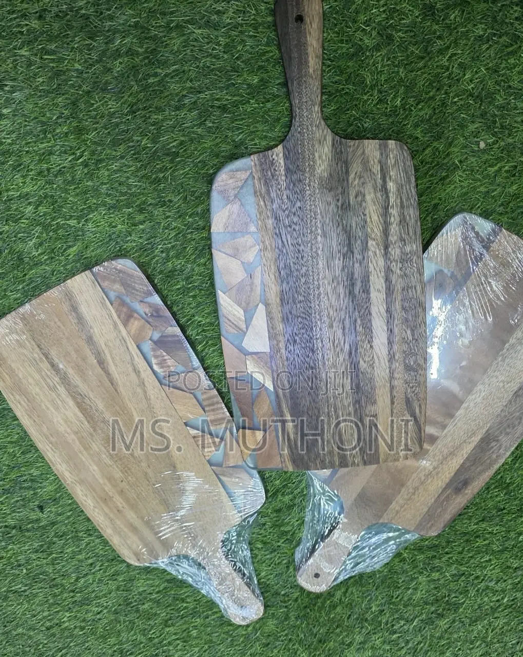 Premium Handcrafted Acacia Wood Cutting Board With a Geometric Inlay