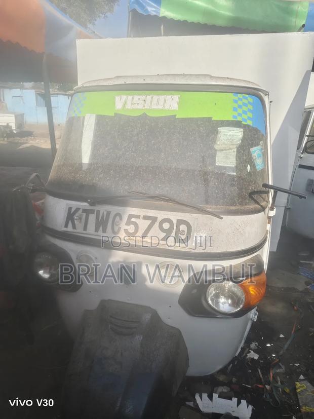 Piaggio 2011 White - thumbnail 2