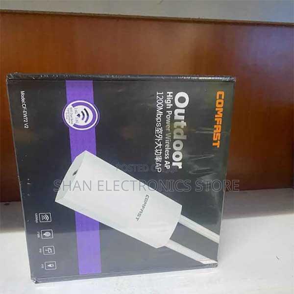 2.4g Wireless Outdoor Designed for Long-Range Ew72 Wifi Extender - main view