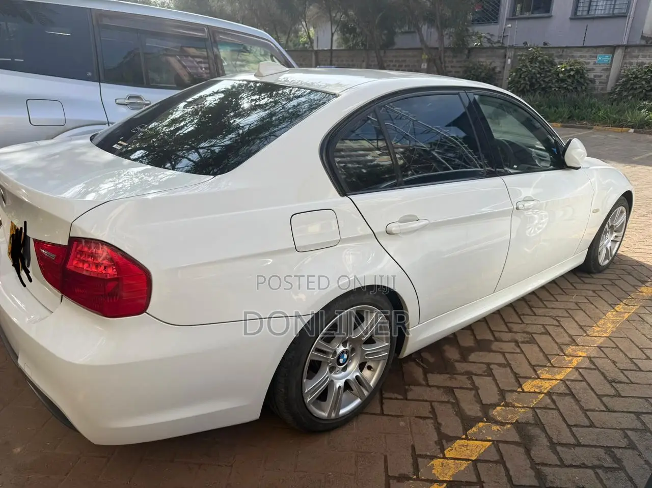 BMW 320i 2011 White