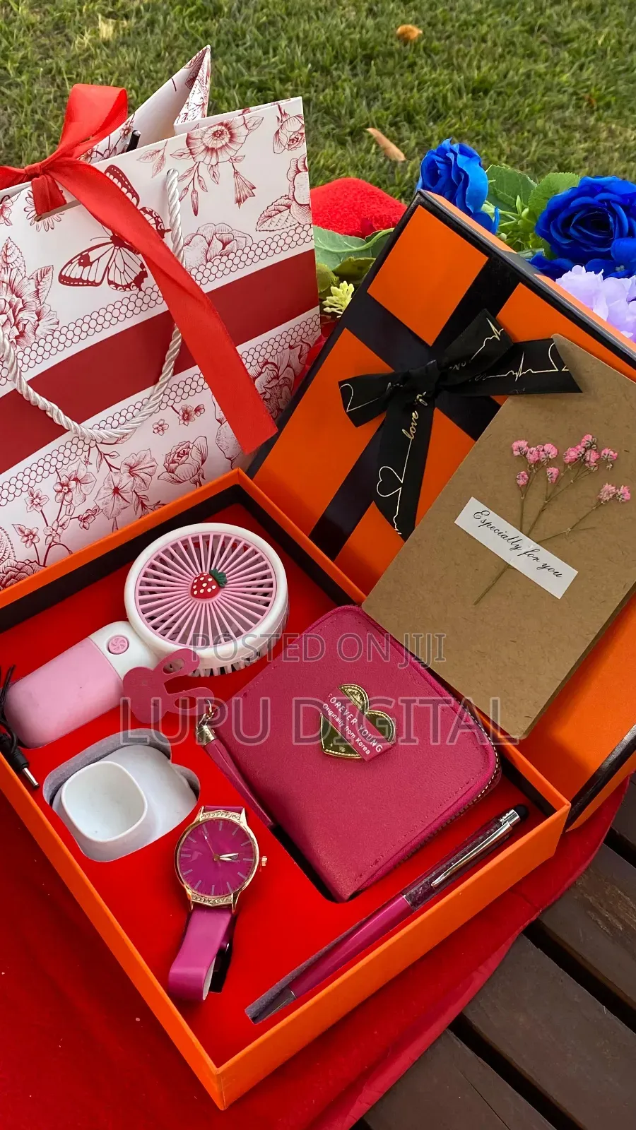 Rechargeable Portable Fan
Purse/Wallet
Watch
Fan Holder 
Card Bag