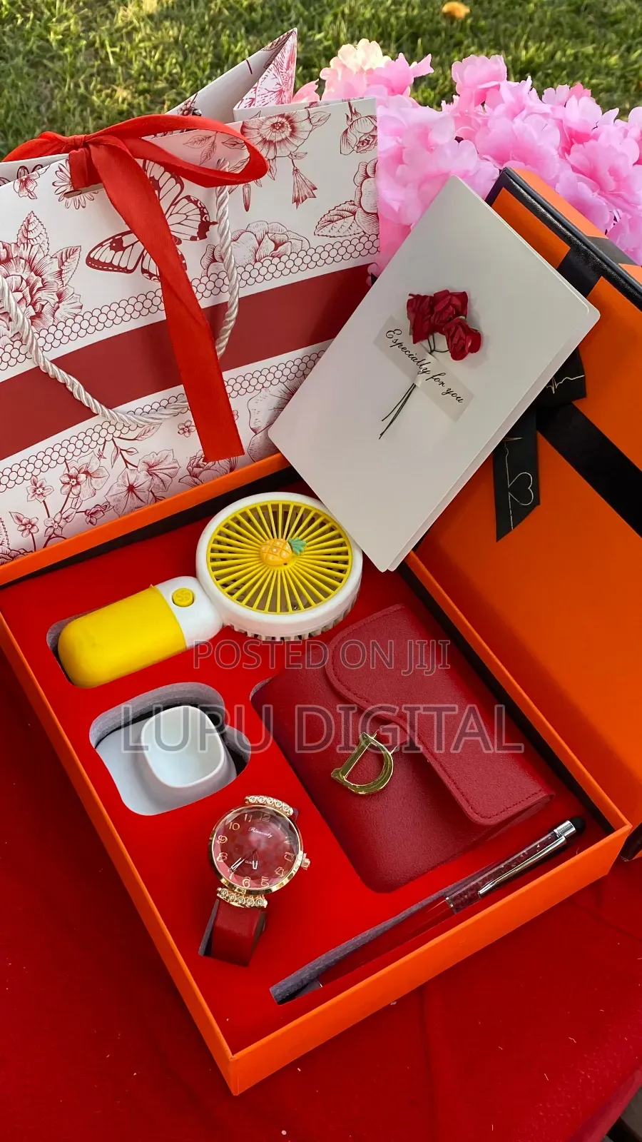 Rechargeable Portable Fan
Purse/Wallet
Watch
Fan Holder 
Card Bag